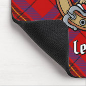 Clan Leslie Wappen über Red Tartan Mousepad (Ecke)
