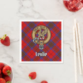 Clan Leslie Wappen über Red Tartan Serviette (Beispiel)
