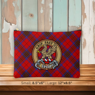 Clan Leslie-Wappen über rotem Tartan Zubehörtasche