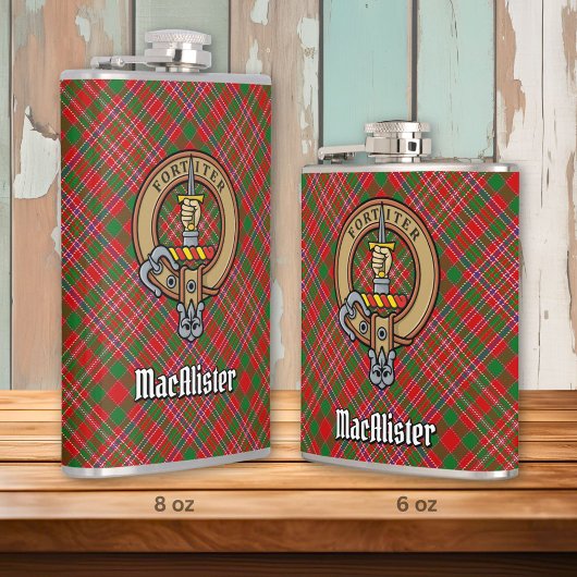 Clan MacAlister Wappen über Tartan Flachmann