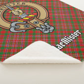Clan MacAlister Wappen über Tartan Sherpadecke (3/4)