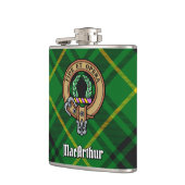 Clan MacArthur Wappen über Tartan Flachmann (Links)