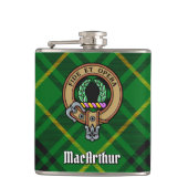 Clan MacArthur Wappen über Tartan Flachmann (Vorderseite)
