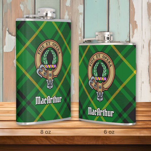 Clan MacArthur Wappen über Tartan Flachmann