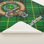 Clan MacArthur Wappen über Tartan Sherpadecke (3/4)