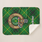 Clan MacArthur Wappen über Tartan Sherpadecke (Vorderseite (Horizontal))