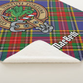 Clan MacBeth Wappen über Tartan Sherpadecke (3/4)