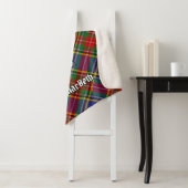 Clan MacBeth Wappen über Tartan Sherpadecke (Beispiel)