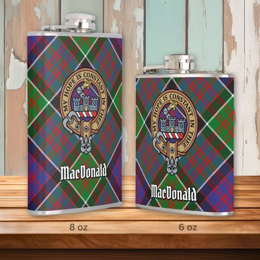 Clan MacDonald von Clanranald Wappen über Tartan Flachmann