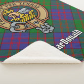 Clan MacDonald Wappen über Tartan Sherpadecke (3/4)
