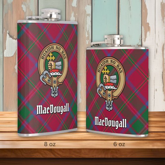 Clan MacDougall Wappen über Tartan Flachmann