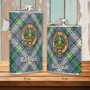 Clan MacDowall Wappen über Tartan Flachmann