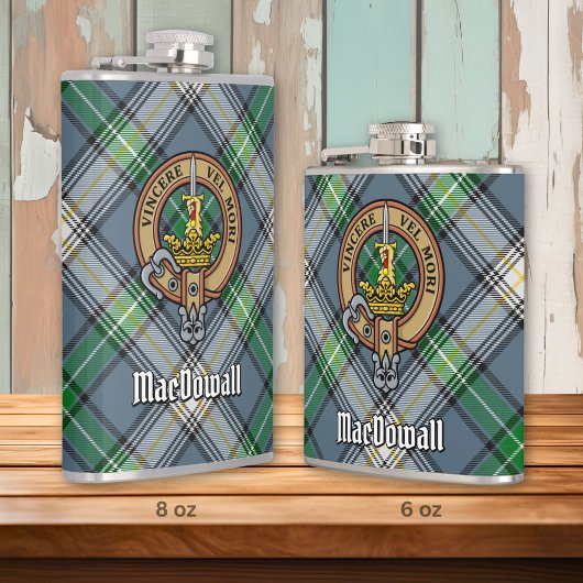 Clan MacDowall Wappen über Tartan Flachmann
