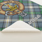 Clan MacDowall Wappen über Tartan Sherpadecke (3/4)