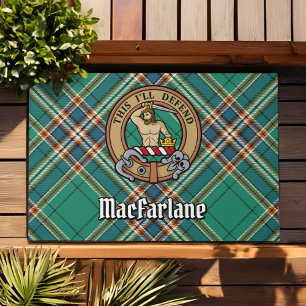 Clan MacFarlane Wappen über antikes Jagdtartan Fußmatte