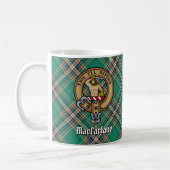 Clan MacFarlane Wappen über antikes Jagdtartan Kaffeetasse (Links)