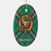 Clan MacFarlane Wappen über antikes Jagdtartan Keramik Ornament (Rechts)