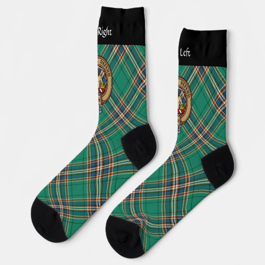 Clan MacFarlane Wappen über antikes Jagdtartan Socken (Linkes Detail)