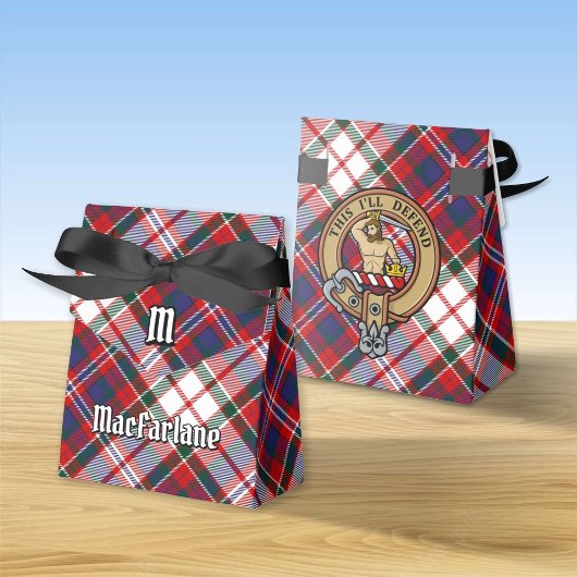 Clan MacFarlane Wappen über Dress Tartan Geschenkschachtel