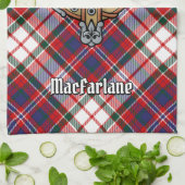 Clan MacFarlane Wappen über Dress Tartan Geschirrtuch (Gefaltet)