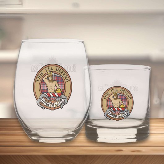 Clan MacFarlane Wappen über Dress Tartan Whiskyglas