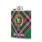 Clan MacFarlane Wappen über Modern Hunting Tartan Flachmann (Links)