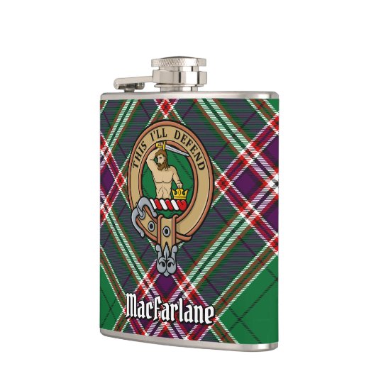 Clan MacFarlane Wappen über Modern Hunting Tartan Flachmann (Links)