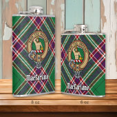 Clan MacFarlane Wappen über Modern Hunting Tartan Flachmann