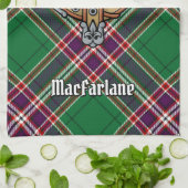 Clan MacFarlane Wappen über Modern Hunting Tartan Geschirrtuch (Gefaltet)
