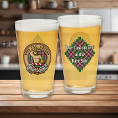 Clan MacFarlane Wappen über Modern Hunting Tartan Glas