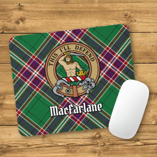 Clan MacFarlane Wappen über Modern Hunting Tartan Mousepad