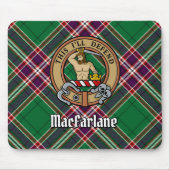 Clan MacFarlane Wappen über Modern Hunting Tartan Mousepad (Vorne)