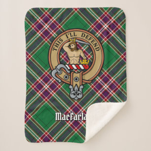 Clan MacFarlane Wappen über Modern Hunting Tartan Sherpadecke