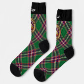 Clan MacFarlane Wappen über Modern Hunting Tartan Socken (Linkes Detail)