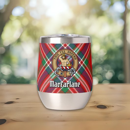 Clan MacFarlane Wappen über Red Tartan