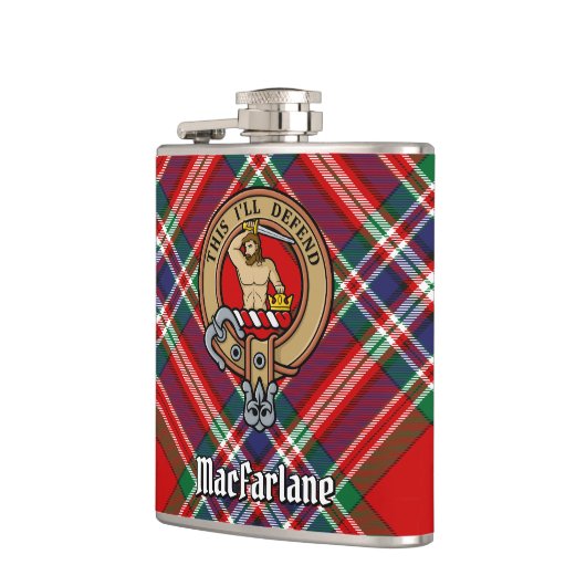 Clan MacFarlane Wappen über Red Tartan Flachmann (Links)