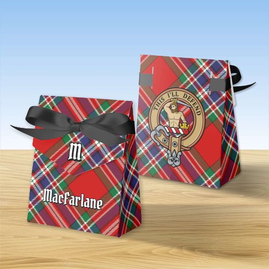 Clan MacFarlane Wappen über Red Tartan Geschenkschachtel