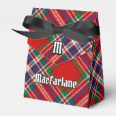 Clan MacFarlane Wappen über Red Tartan Geschenkschachtel (Vorderseite)