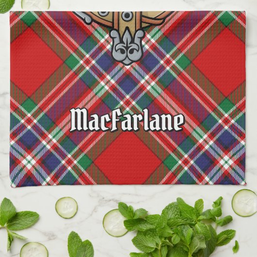 Clan MacFarlane Wappen über Red Tartan Geschirrtuch (Gefaltet)
