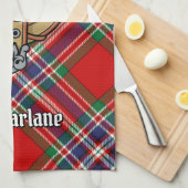 Clan MacFarlane Wappen über Red Tartan Geschirrtuch (Viertel Falte)