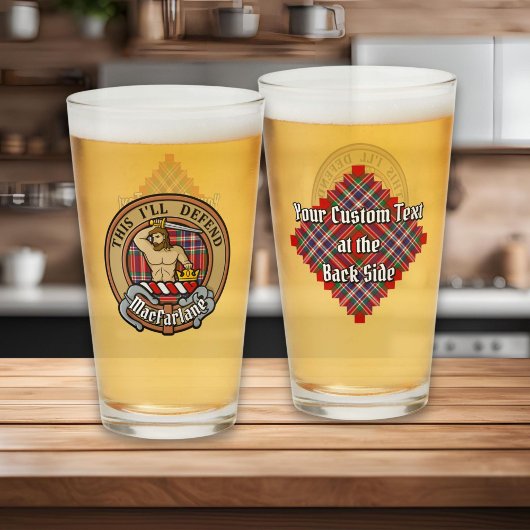 Clan MacFarlane Wappen über Red Tartan Glas
