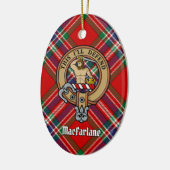 Clan MacFarlane Wappen über Red Tartan Keramik Ornament (Links)