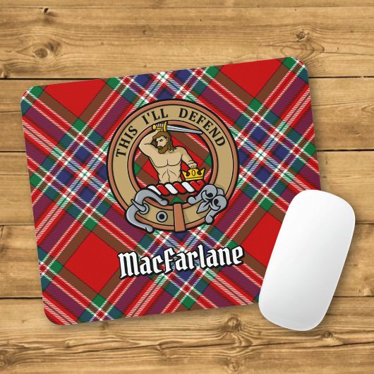 Clan MacFarlane Wappen über Red Tartan Mousepad