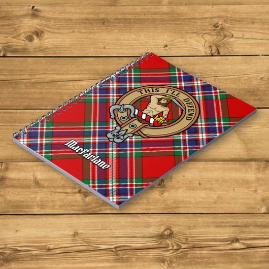 Clan MacFarlane Wappen über Red Tartan Notizblock