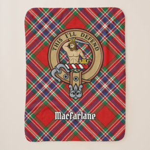 Clan MacFarlane Wappen über Red Tartan Sherpadecke