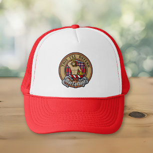 Clan MacFarlane Wappen über Red Tartan Truckerkappe