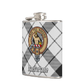 Clan MacFarlane Wappen über Schwarz-Weiß-Tartan Flachmann (Links)