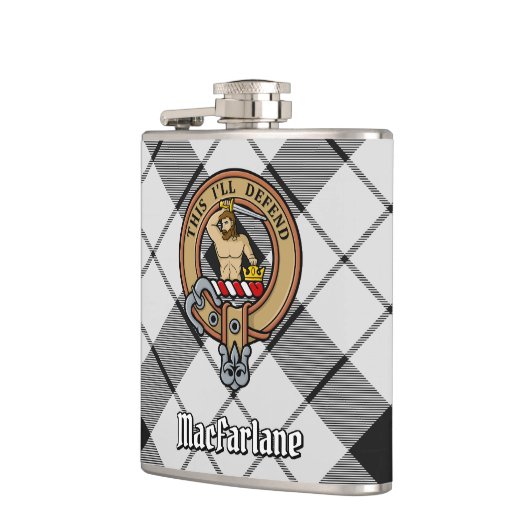 Clan MacFarlane Wappen über Schwarz-Weiß-Tartan Flachmann (Links)