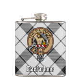 Clan MacFarlane Wappen über Schwarz-Weiß-Tartan Flachmann (Vorderseite)