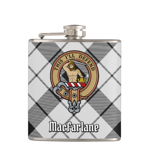 Clan MacFarlane Wappen über Schwarz-Weiß-Tartan Flachmann (Vorderseite)